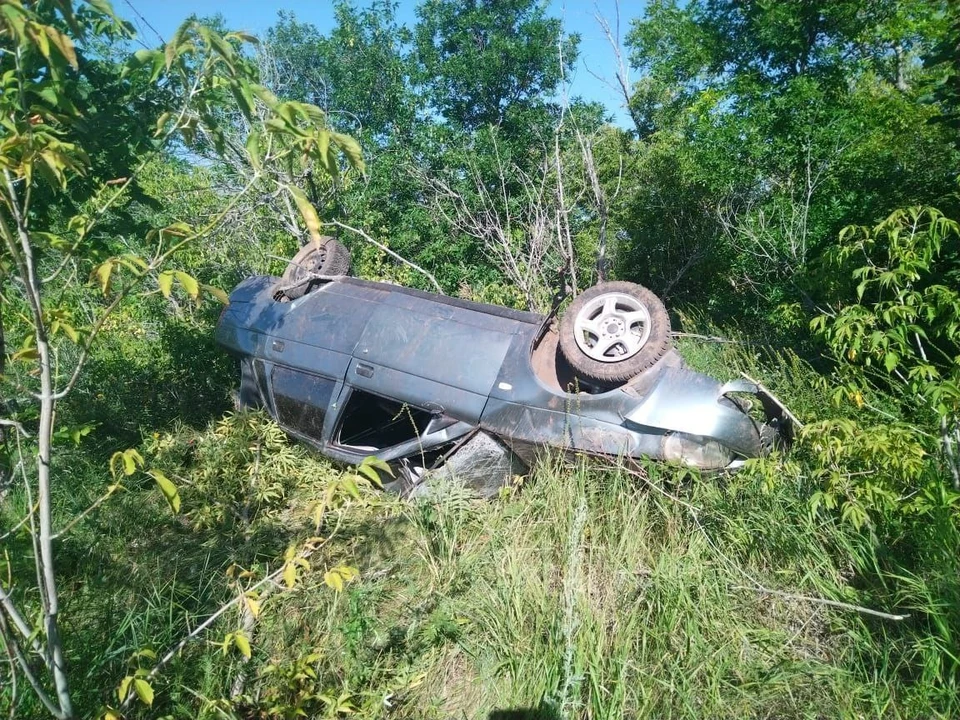 Машина съехала в кювет. Фото: УМВД России по Оренбургской области.