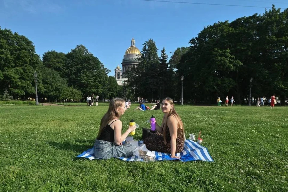 В Петербург пришла долгожданная жара.