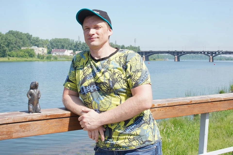 Скульптор Андрей Кошелев со своим творением - сусликом Яром