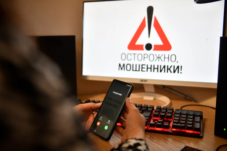 Ребят заманивают на фейковые сайты университетов, после чего звонят поступающим под видом сотрудников учебных заведений.