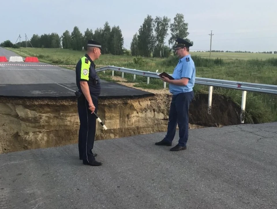 В Николаевском районе сточные воды размыли дорогу и появился пролом глубиной четыре метра. Фото прокуратура Ульяновской области