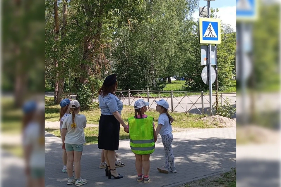 Инспектор ГИБДД и воспитанники детского сада «Теремок» в Удомле. Фото: Госавтоинспекция Тверской области.