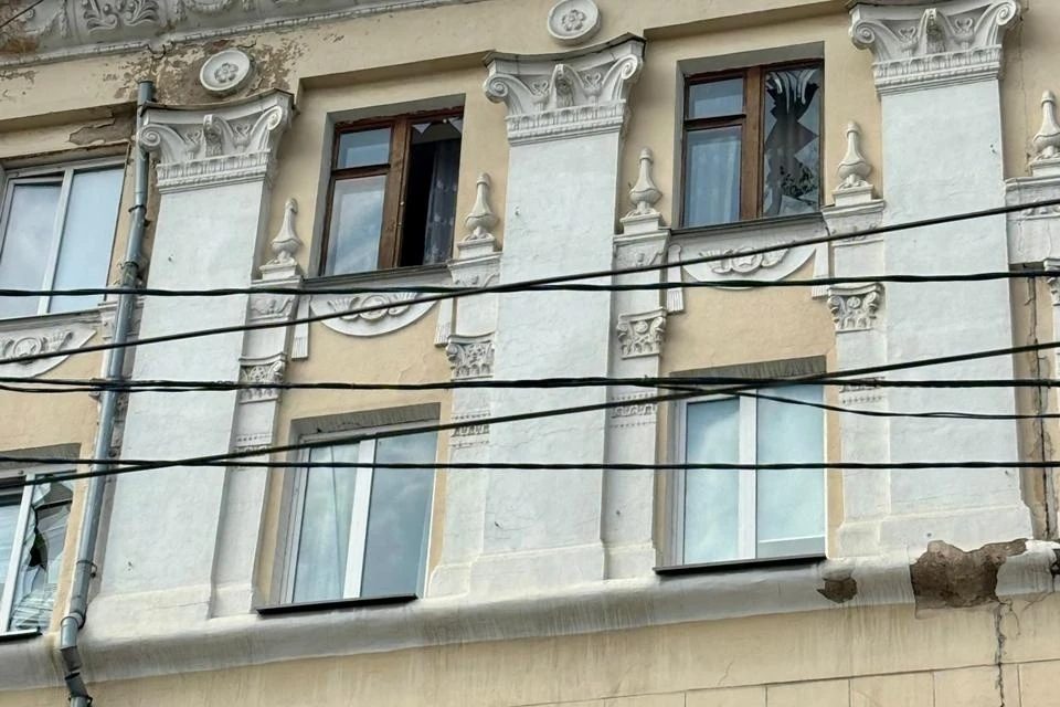 В домах разбиты стекла.