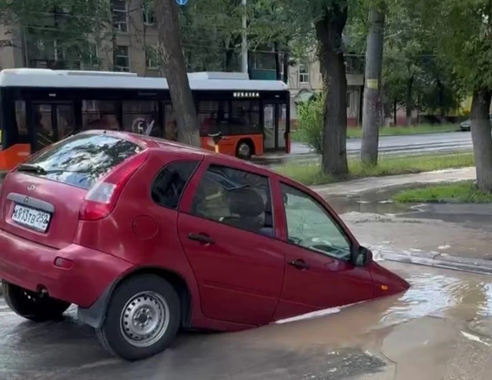 Автомобиль ушел под воду на улице Бекетова в Нижнем Новгороде. Фото: t.me/avtonewsnn