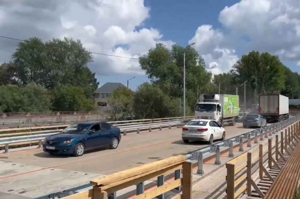 В Новосибирске открыли объезд на улице Петухова на время ремонта моста. Фото: скриншот из видео телеграм-канала Максима Кудрявцева