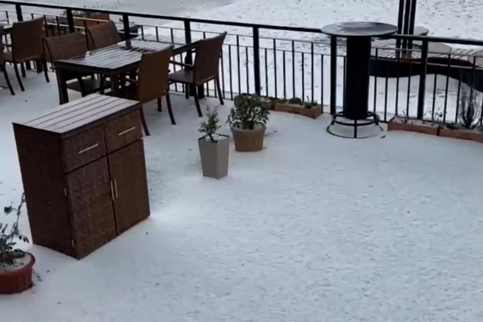 Горный курорт Сочи припорошило снегом в разгар лета. Фото: скриншот видео в соцсетях