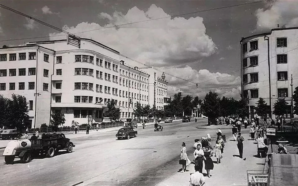 Цистерну с квасом везут по ул. Горького. Ижевск, 1960 год. Фото: Ю. Каплун