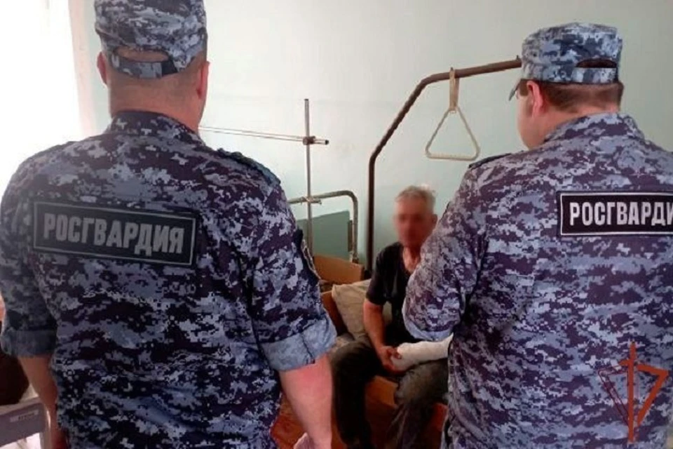 Росгвардейцы позже навестили пострадавшего в больнице. Фото: пресс-служба Росгвардии