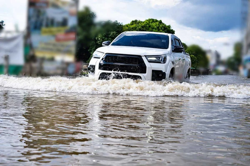 Эксперт раскрыл вред попадания авто в воду. Фото: Love Solutions / Shutterstock.com