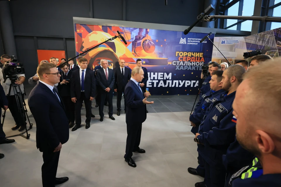 Владимиру Путину задавали вопросы сотрудники ММК. Фото Дмитрий Куткин