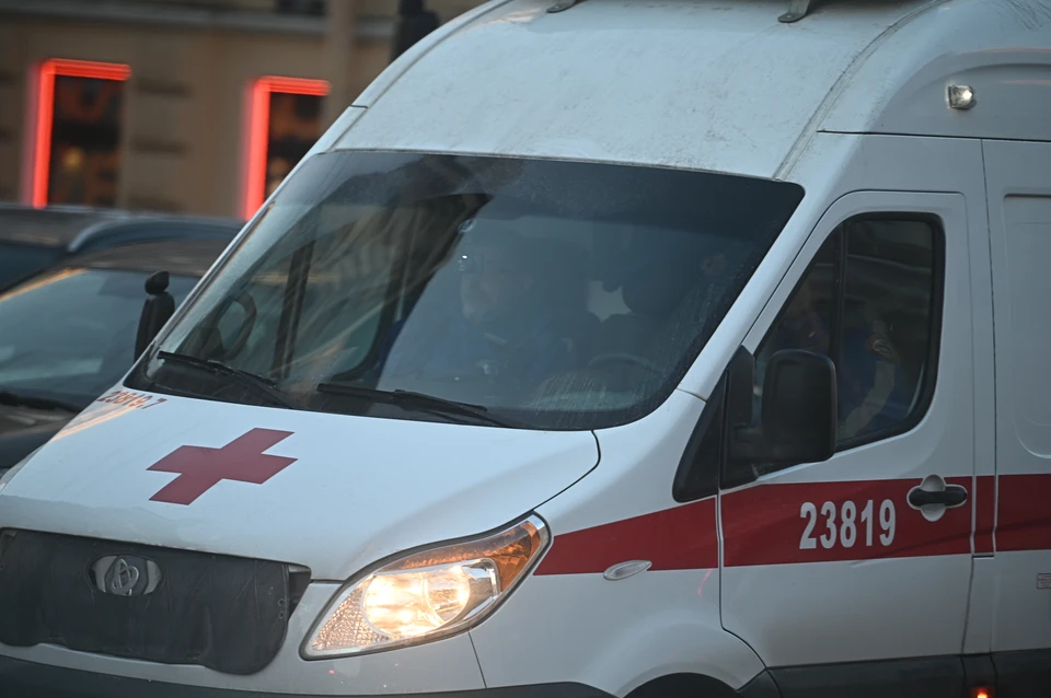 Парня пытались спасти друзья.