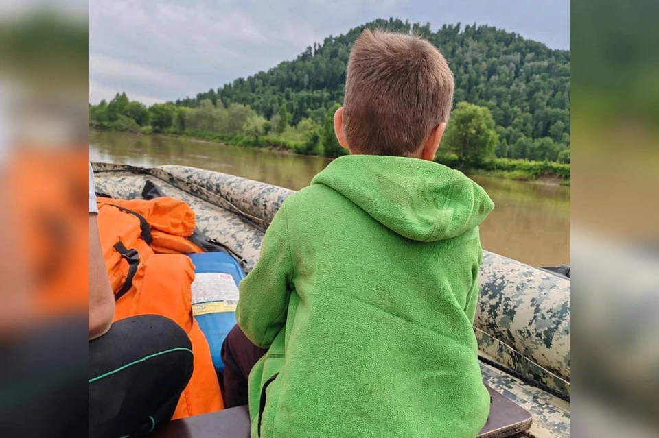 Мужчина с двумя внуками отправился на моторной лодке по реке Лебедь