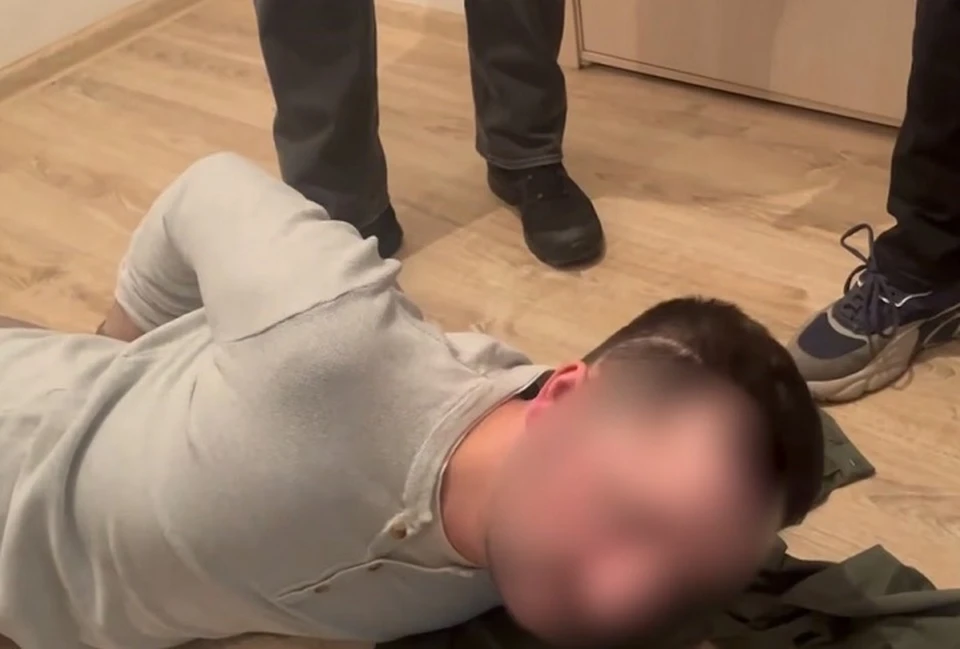Подозреваемые утверждали, что их попросил установить оборудование родственник. Фото: скриншот видео МВД России