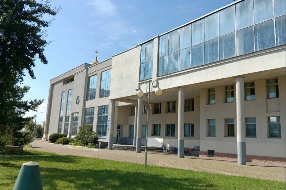 Спорткомплекс с церковью, расположенный в центре Минска, продают за 22,6 миллиона рублей. Фото: ipmtorgi.by