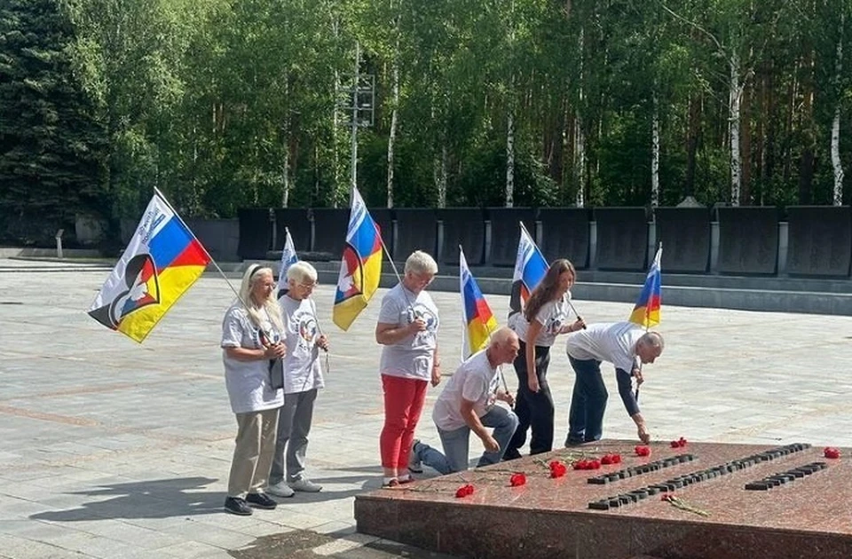 Особое внимание они уделяли мемориалам. Фото: Департамент информационной политики Свердловской области