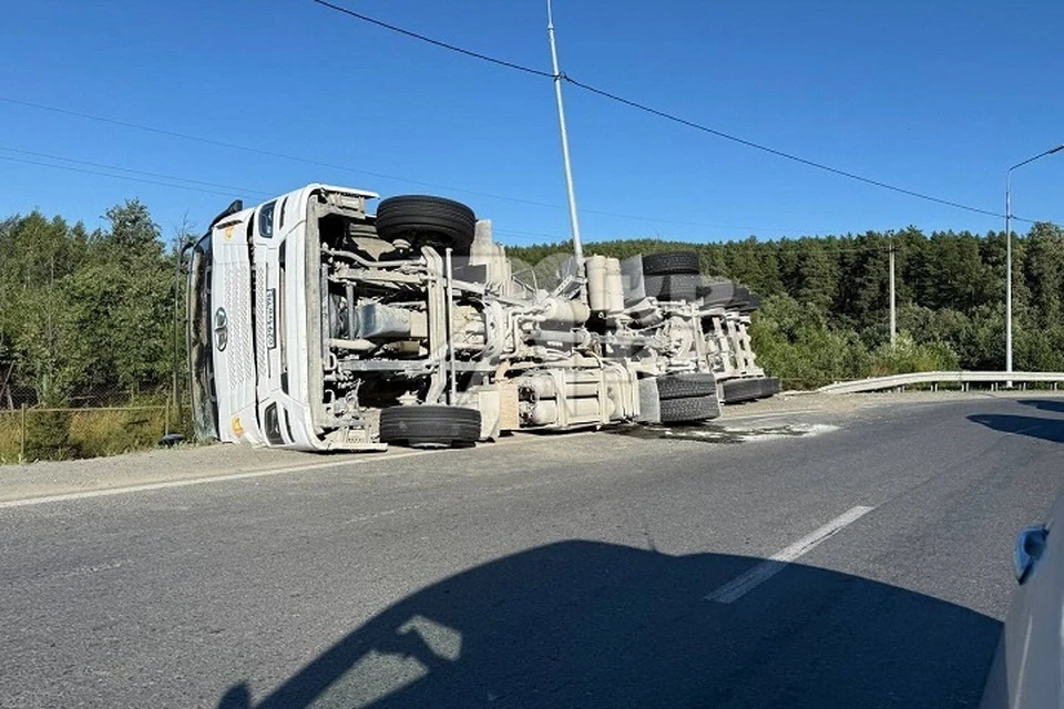 Фура буквально опрокинулась на бок