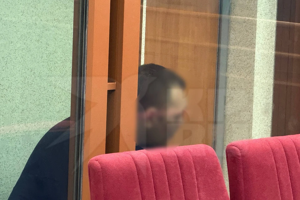В суде отец девочек прятал лицо от камер
