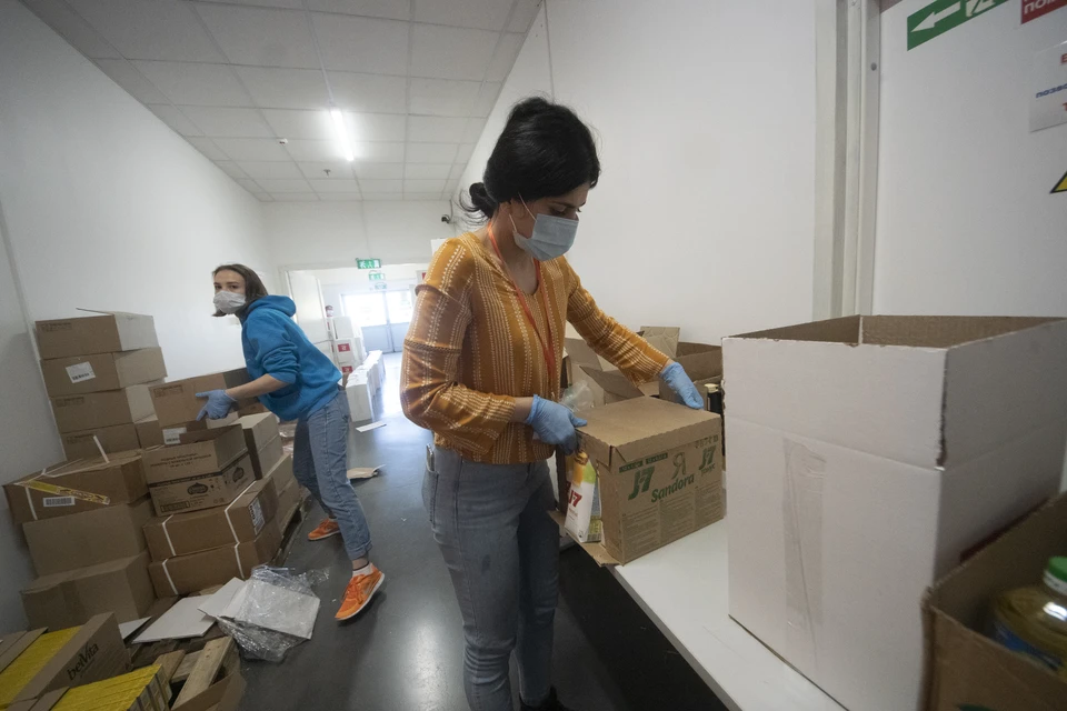 Более 50 тысяч продуктовых наборов передали пассажирам в поездах и на станциях.