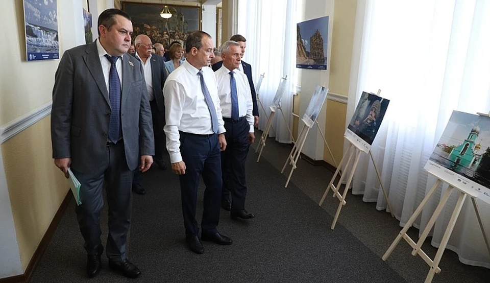 Выставку открыл председатель Законодательного собрания Краснодарского края Юрий Бурлачко. Фото: ЗСК