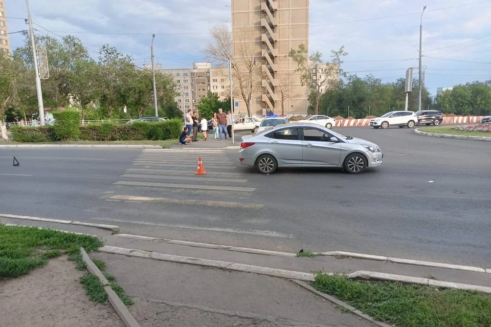 Ребенок переходил дорогу с мамой