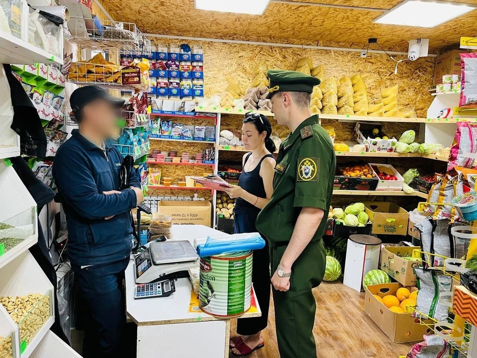 Спецслужбы посетили точки торговли. Фото: архив 482 ВСО СУ СК РФ.