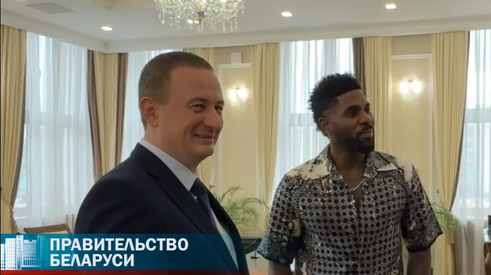 Премьер Беларуси Александр Турчин встретился с американским певцом Джейсоном Деруло, известным по песням Wiggle и Take You Dancing и дуэтам со Snoop Dogg и P. Diddy. Фото: кадр видео телеграм-канала Правительства Беларуси
