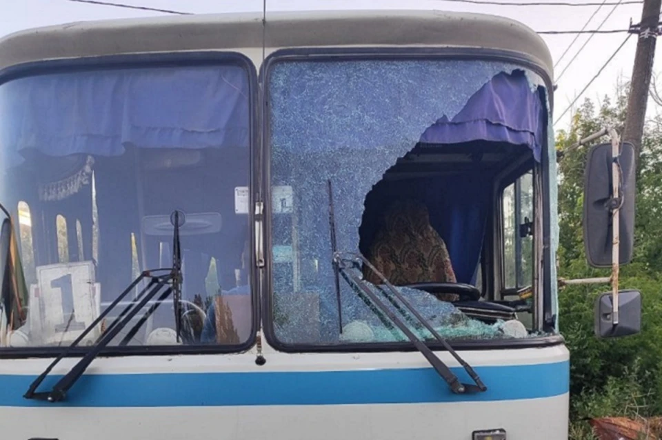 Поврежденный ударом БПЛА ВСУ автобус маршрута №1 в Горловке. Фото: ТГ/Приходько