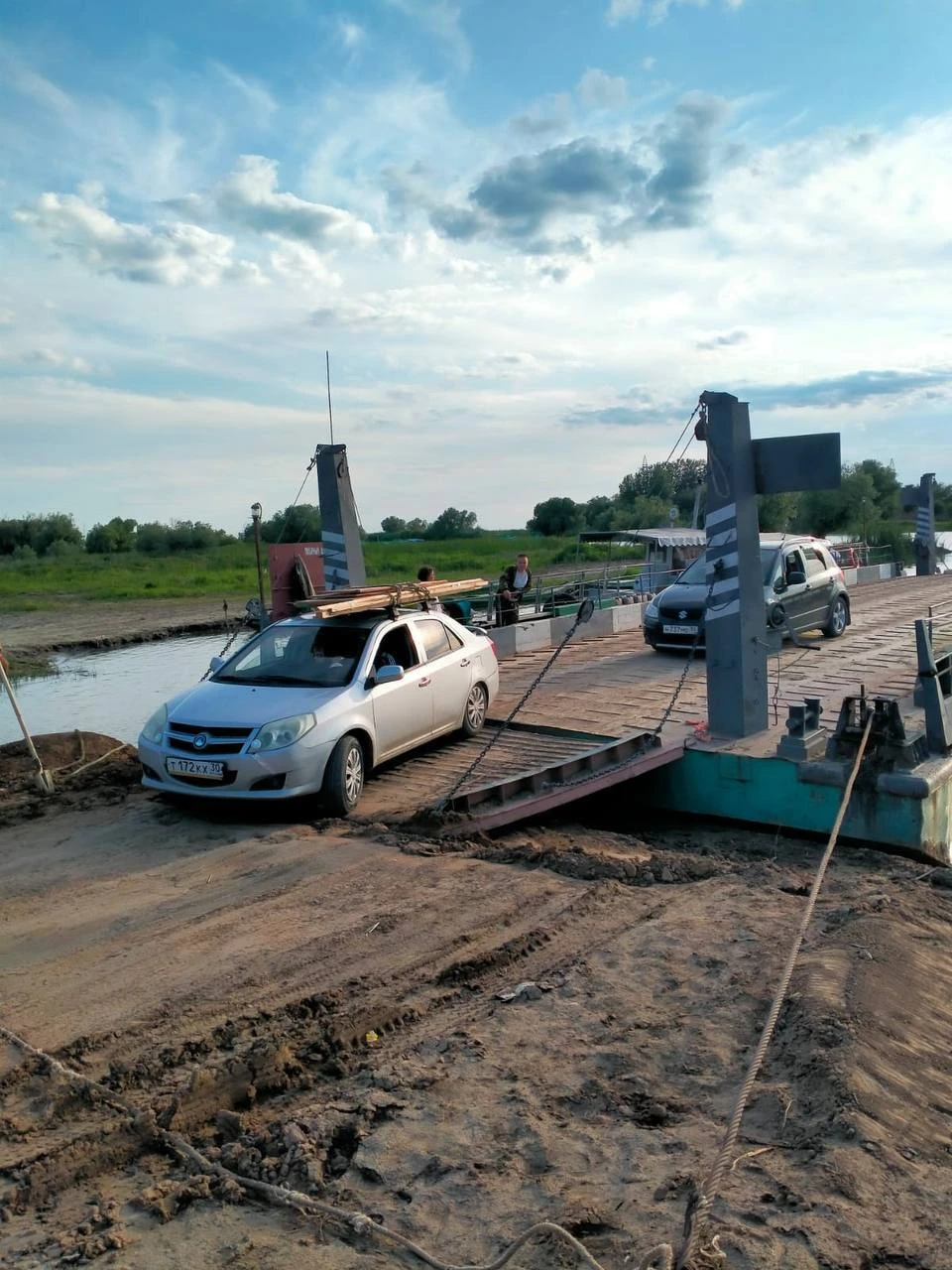 В Володарском районе обустраивают новые паромные переправы для безопасности жителей. Фото: пресс-служба Губернатора Астраханской области