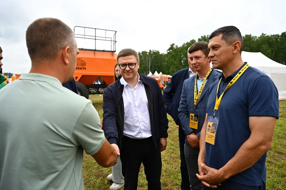Выставка помогает аграриям ознакомиться с новыми технологиями и заключить контракты. Фото: пресс-служба губернатора.