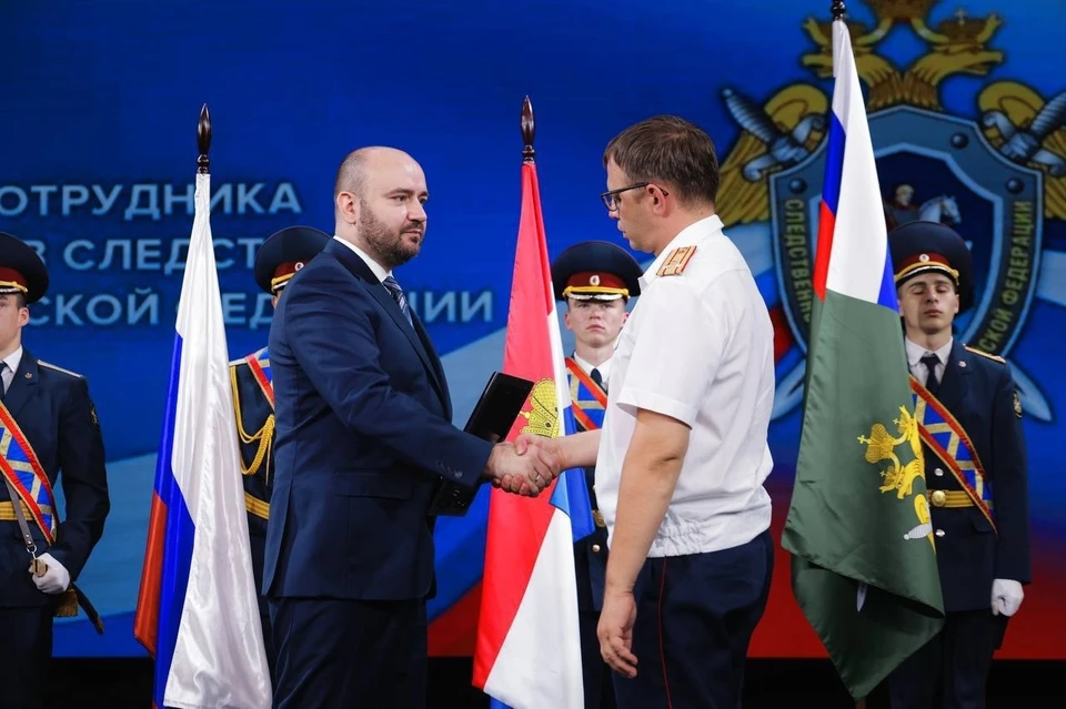 Глава региона вручил награды сотрудникам СК. Фото: Пресс-служба Правительства Самарской области