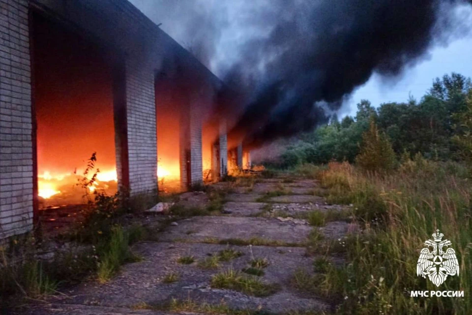 В Твери пожарные около 2,5 часов тушили возгорание в заброшке. Фото: телеграм-канал ГУ МЧС по Тверской области.