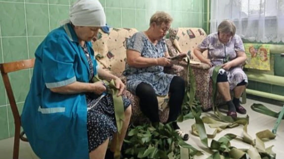 Сначала активисты просто плели масксети, а затем помощь и штат помощников расширились