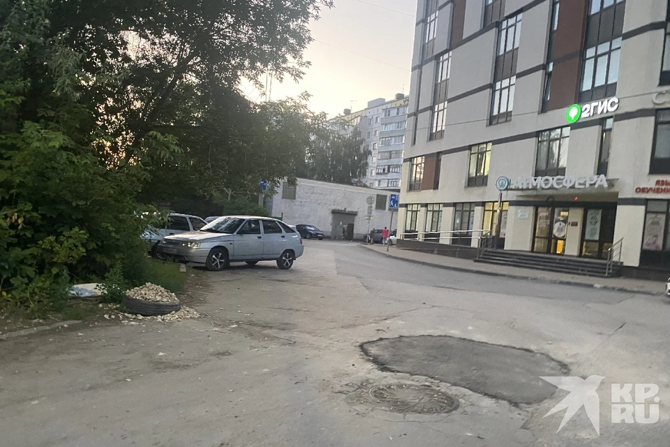 Провал на дороге у отдела СК в центре Рязани заделали спустя полтора месяца