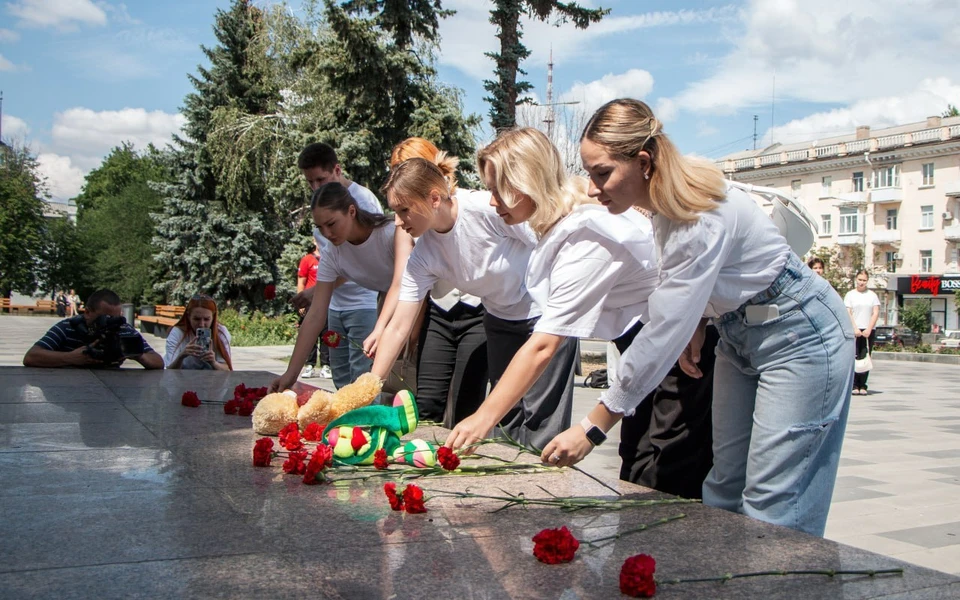 В память о погибших возложили цветы. ФОТО: медиаволонтёр Полина Федорченко