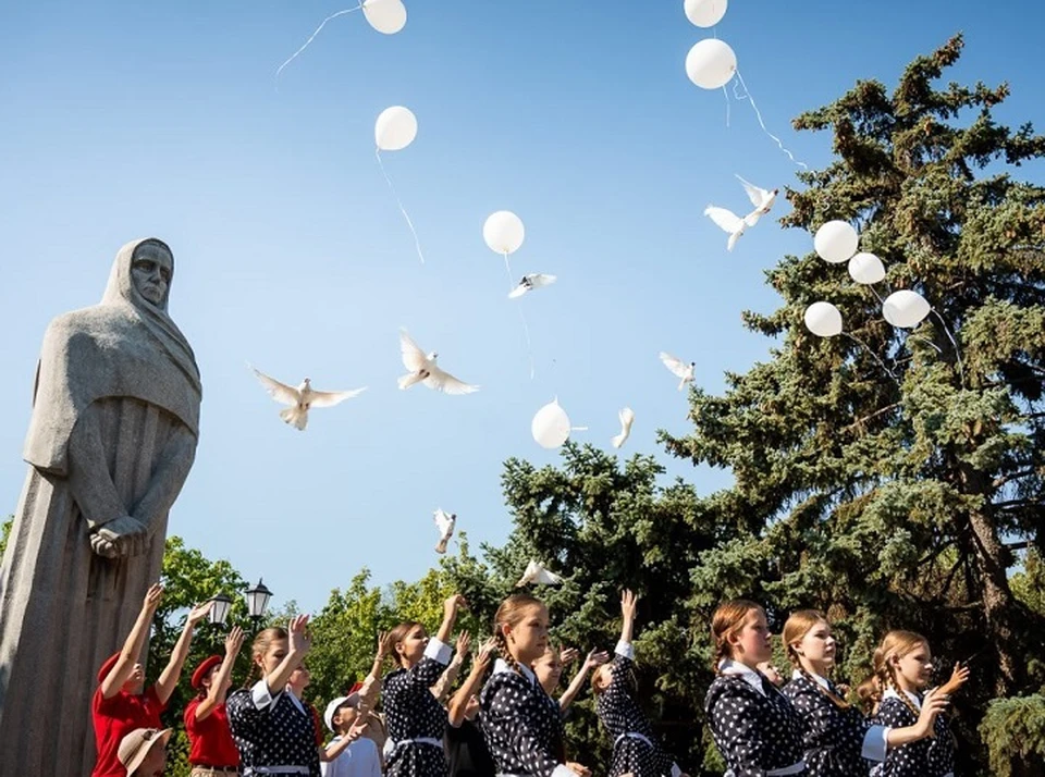 В Геническе собрались жители, чтобы почтить память погибших детей. Фото: t.me/SALDO_VGA