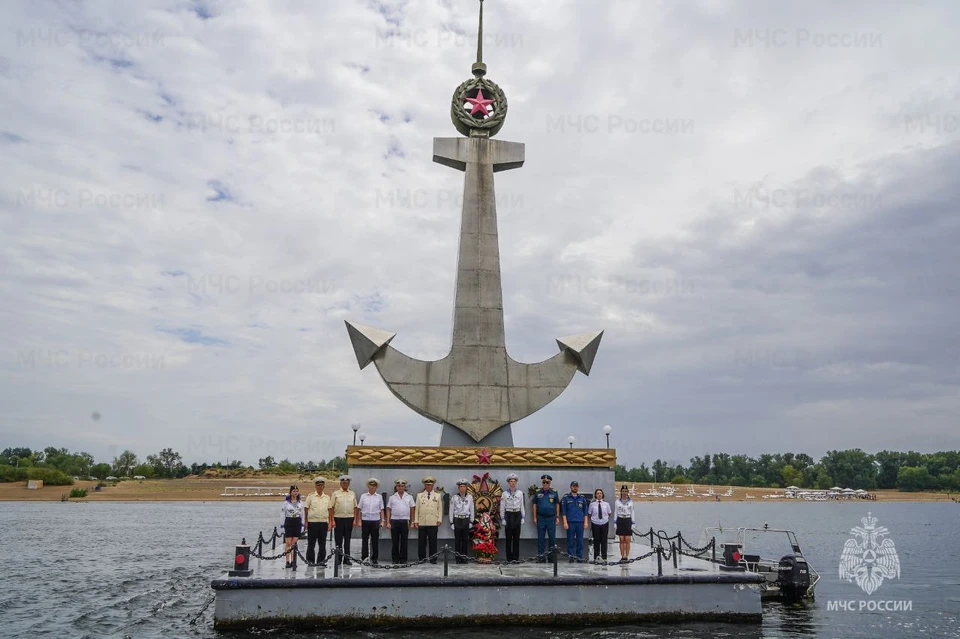 Мероприятия прошли на воде у плавучего памятного знака. Фото: ГУ МЧС по Волгоградской области.