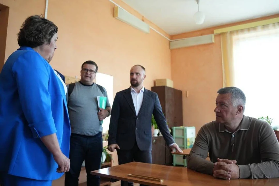 Губернатор поручил местной администрации и специалистам министерства образования Приангарья контролировать соблюдение сроков ремонта.