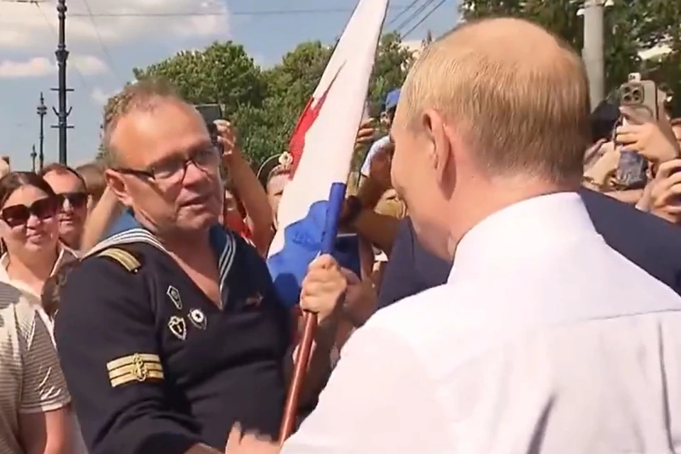 Моряк-подводник поговорил минуту с президентом России, когда шел к Дворцовой площади. Фото: скриншот с видео РИА Новости