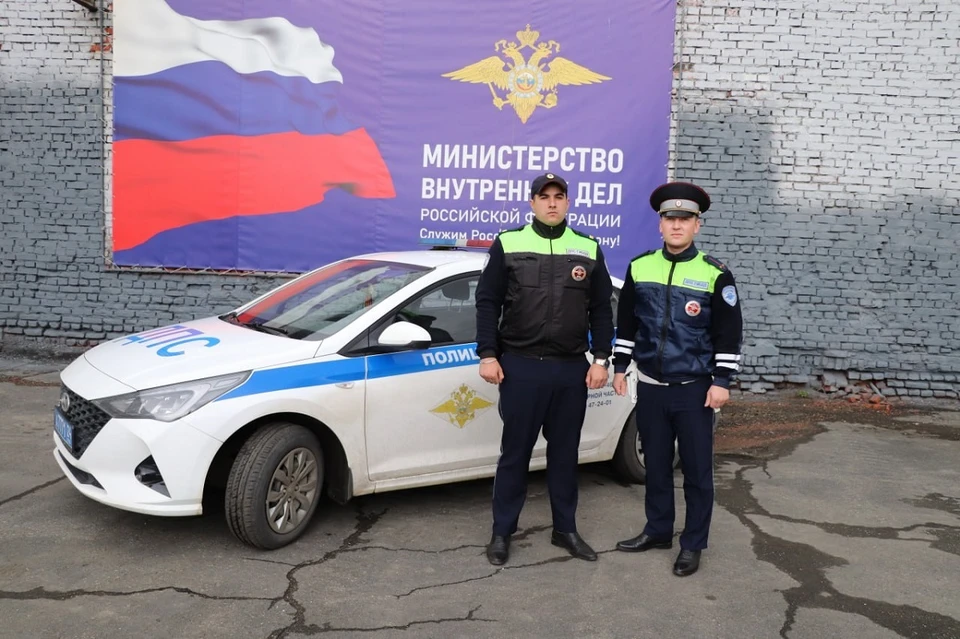 В Норильске Госавтоинспекторы помогли доставить в больницу роженицу. На фото: Игорь Быков и Максим Кулинч. Фото: краевое МВД