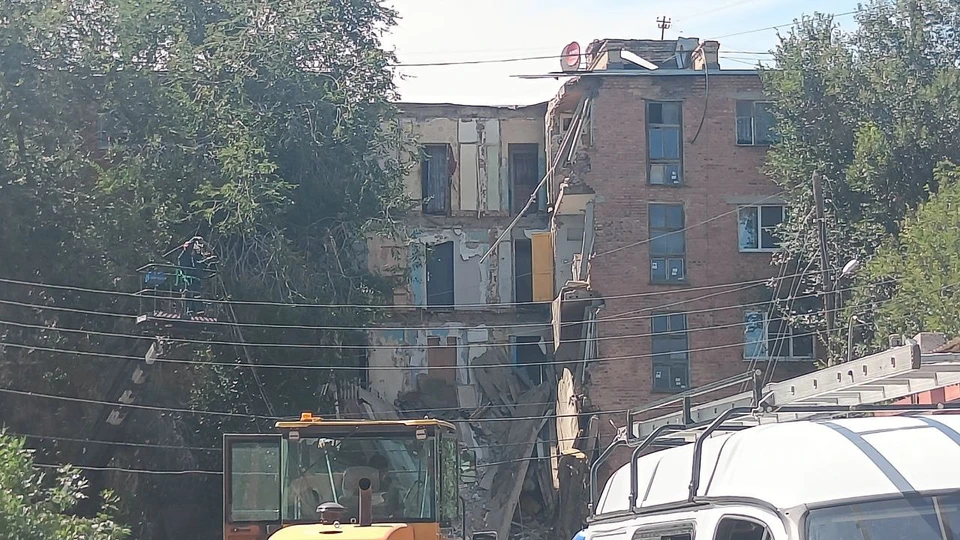 28 июля в полдень в Астрахани обрушился подъезд многоэтажки.
