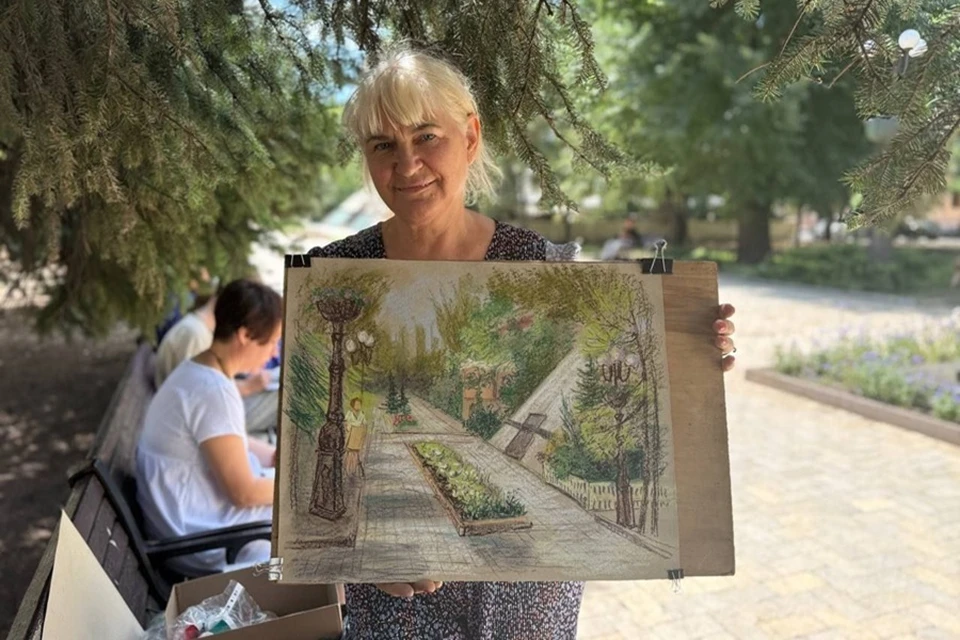 На бульваре Пушкина в Донецке художники запечатлели красоту города. Фото: Минкультуры ДНР