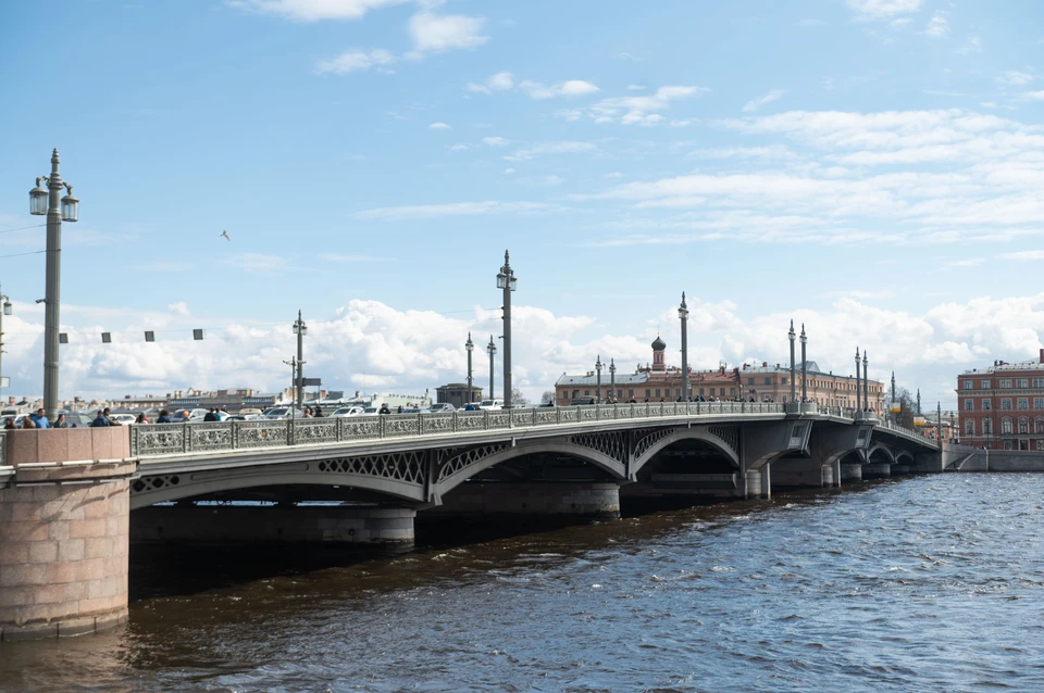 Полностью мост перекрывать не будут.