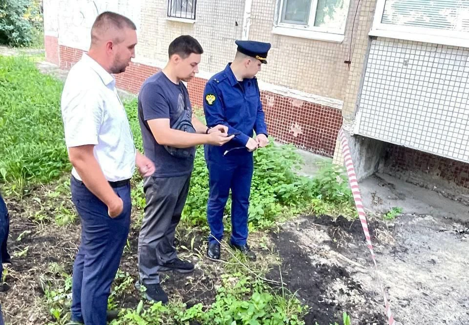 Сотрудники прокуратуры изучают затопленный подвал на Рябикова, 45 в Ульяновске | ФОТО: прокуратура Ульяновской области