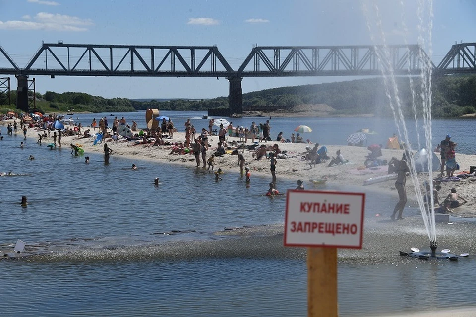 Подростки решили искупаться в неположенном для этого месте.