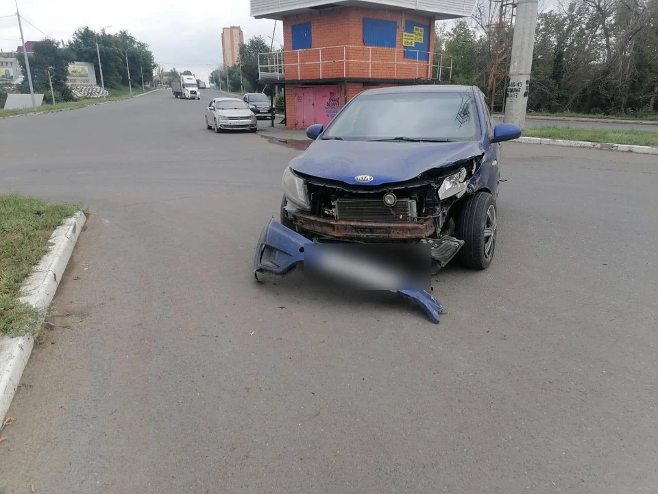 31-летний водитель автомобиля «Джили Эмгранд» с различными травмами госпитализирован. Фото: УМВД по Оренбургской области