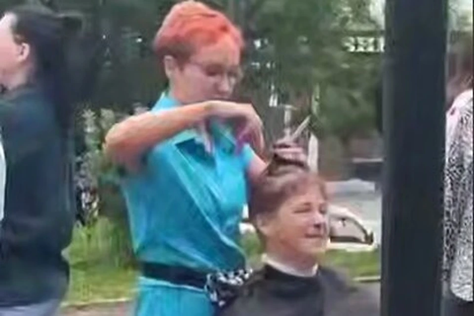 Красивая прическа должна быть всегда и при любых обстоятельствах. Фото: скриншот видео из соцсетей