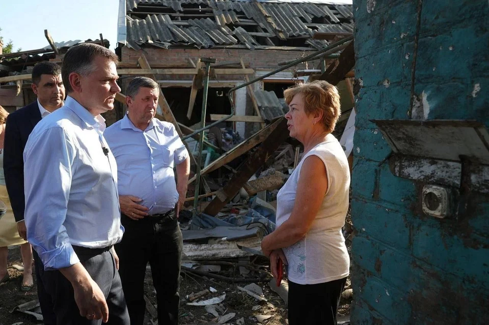 Юрий Слюсарь лично встретился с пострадавшими жителями. Фото: телеграм-канал Юрия Слюсаря
