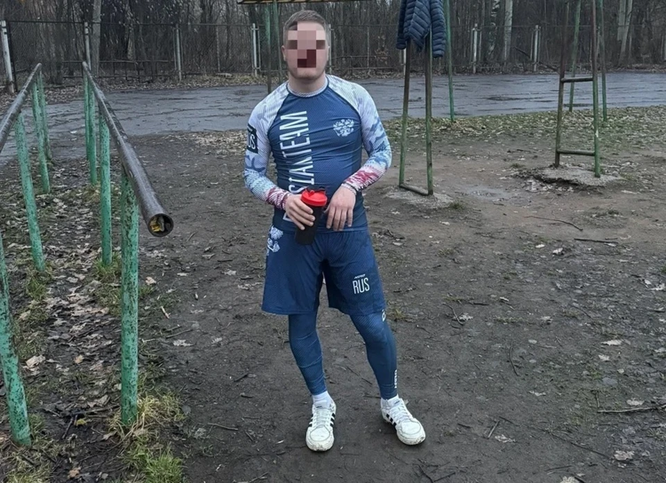 Семен решил переплыть реку, но начал тонуть.