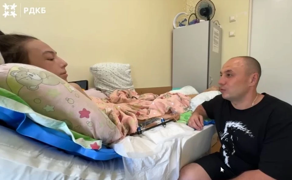 Вместе с Кириллом в палате находится его отец.