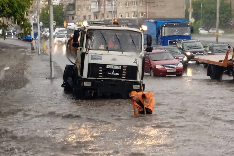 Девушку унесло потоком воды, а дети устроили заплывы в лужах: как Барнаул пережил разгул стихии